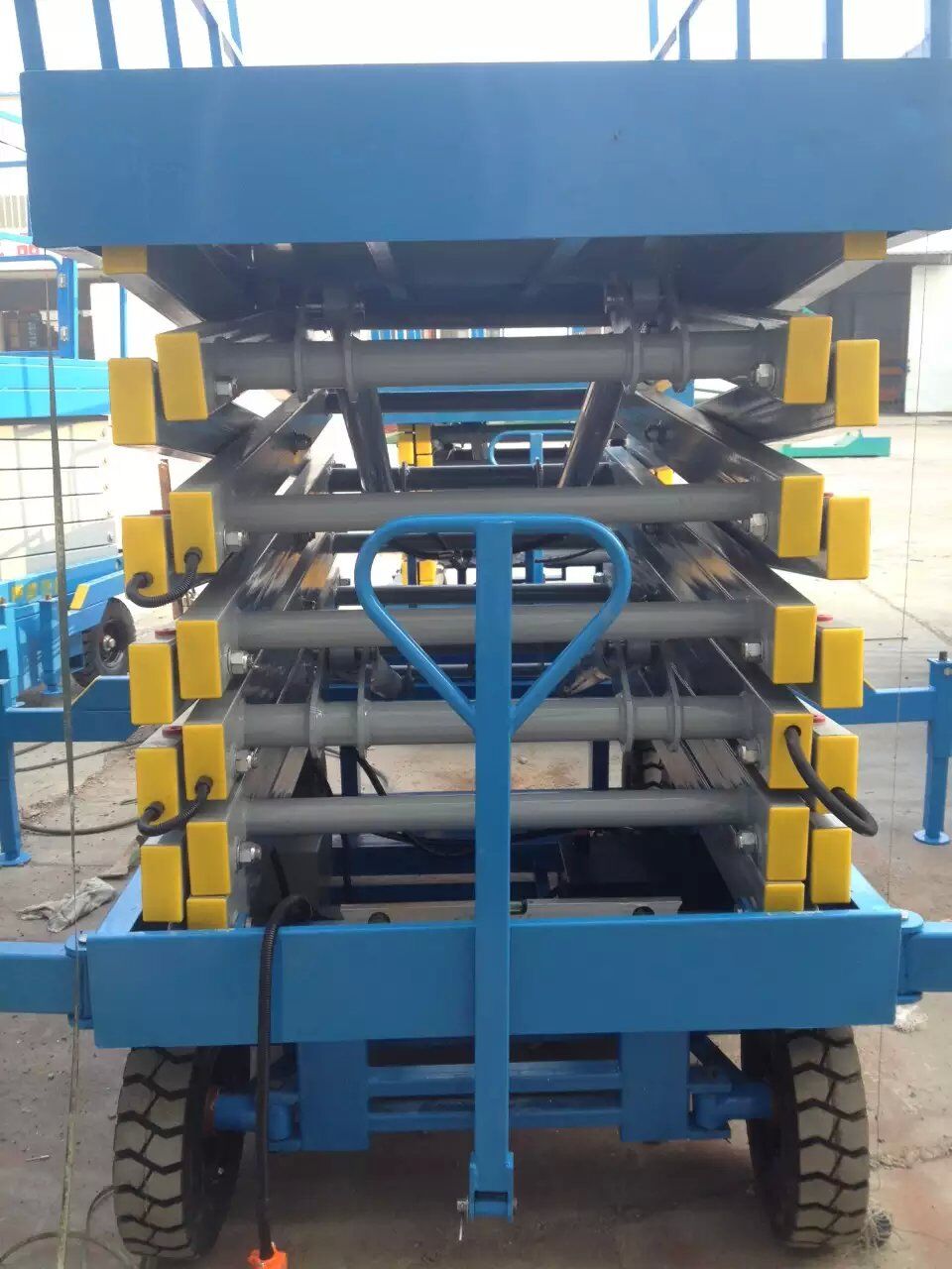 移動(dòng)高空作業(yè)升降平臺(tái) 移動(dòng)高空作業(yè)升降平臺(tái)